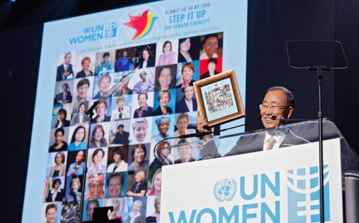 En la celebración del 10 de marzo, el Secretario General de la ONU Ban Ki-moon muestra con orgullo una colección de fotos del número récord de mujeres que el ha nombrado en puestos de liderazgo en la ONU durante su mandato. Foto: ONU Mujeres/J. Carrier -