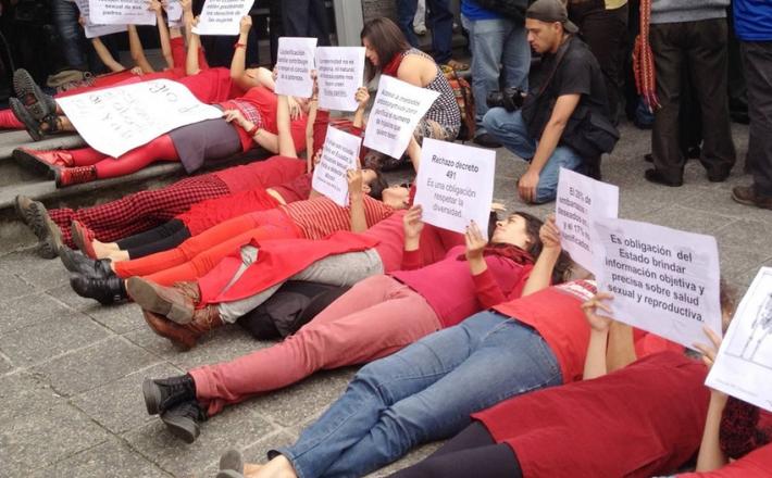 Féminas de la Plataforma Nacional por los Derechos de las Mujeres, acostadas en la vía, rechazaron el decreto 491
