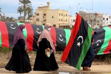 Una mujer libia porta una bandera nacional en la capital, Trípoli, el 25 de febrero de 2021. Mahmud Turkia/AFP