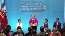 Bachelet firma el proyecto que permite interrumpir el embarazo en caso de riesgo para la vida de la madre, inviabilidad fetal y violación