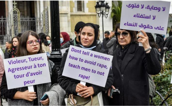 تظاهرة نسائية في العاصمة التونسية للمطالبة بحقوق المرأة وشجب الانتهاكات بحقها