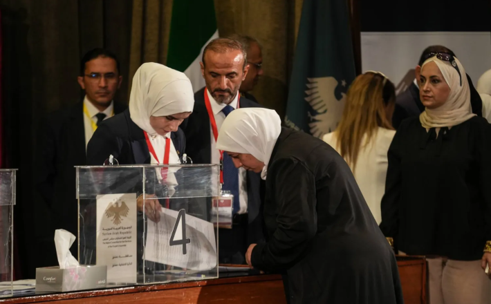 سوريات أثناء حصد الأصوات في المكتبة الوطنية بدمشق عقب الانتخابات البرلمانية السورية (د.ب.أ)