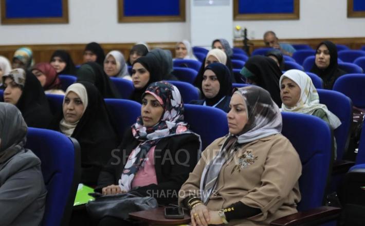 نساء عراقيات في ندوة سياسية 
