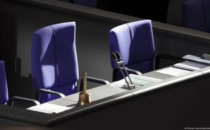 العنف والتهديدات ضد السياسيات في بعض الدول الأوروبية تُجبر بعضهن على الانسحاب أو الرقابة الذاتية، مما يهدد الديمقراطية.صورة من: Thomas Trutschel/photothek/IMAGO