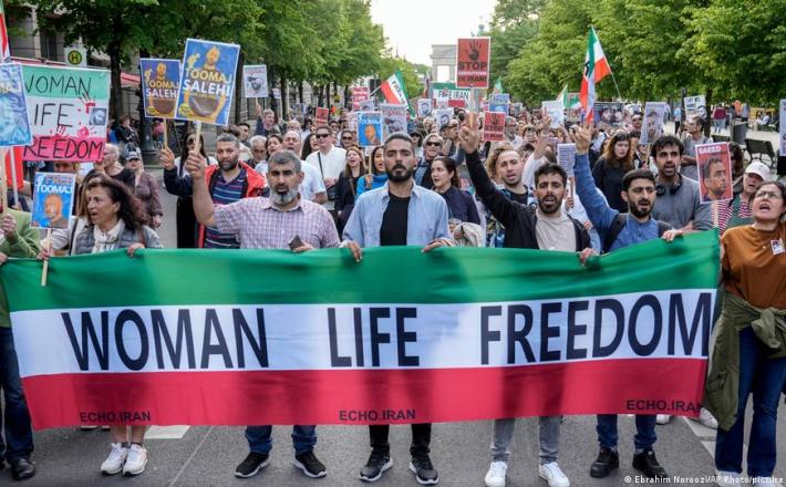 مظاهرات في برلين للتضامن مع حركة " المرأة، الحياة، الحرية" النسائية الاحتجاجية في إيران