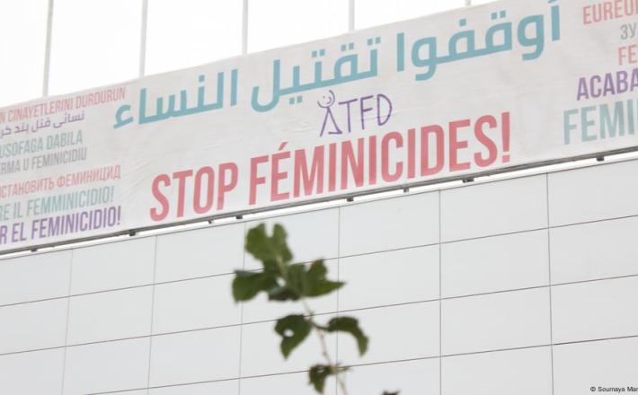 تظهر الصورة محكمة صورية نظمتها الجمعية التونسية للنساء الديمقراطيات للتوعية والتنديد بقتل النساء