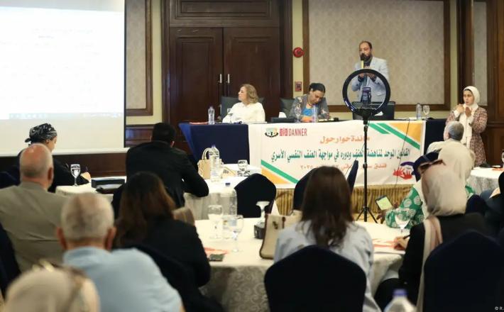 مشاركون يناقشون مسودة قانون من أجل مناهضة العنف ضد المرأة خلال حلقة نقاشية بالقاهرة