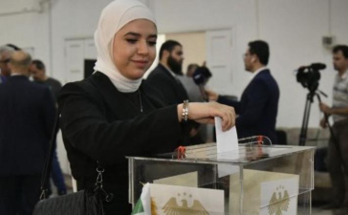 نتائج تشكيل مجلس الشعب الأخيرة كشفت عن غياب شبه تام للنساء في المشهد التشريعي، فهل كانت التحالفات المناطقية السبب؟ (مصدر الصورة: سانا)