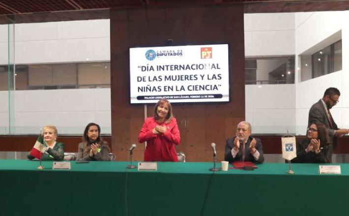 La labor de los y las legisladoras es impulsar políticas que apoyen la investigación científica realizada por las mujeres, a las familias y a la sociedad para alentar a cada niña a preguntar, experimentar y soñar sin fronteras, afirmó la diputada Margarita García García (PT), al inaugurar el foro “Día Internacional de las Mujeres y las Niñas en la Ciencia”, en la Cámara de Diputados.  En el evento, la diputada agradeció la colaboración de la Unión Mexicana de Asociaciones de Ingenieros A.C. (UMAI) para llev