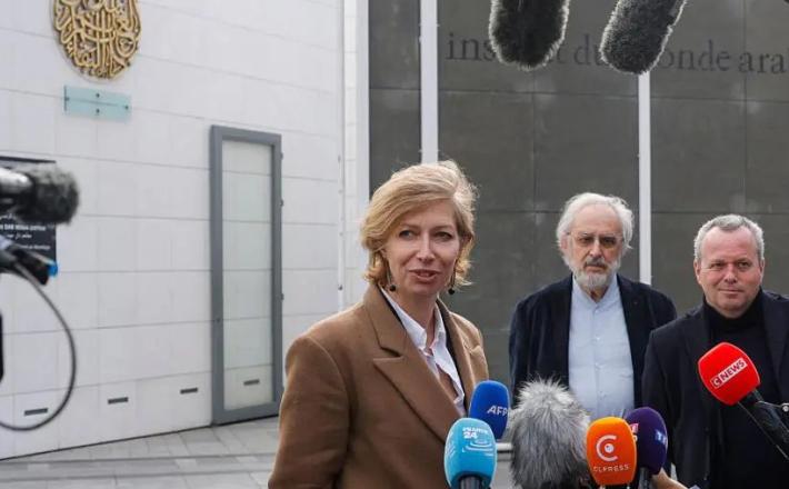 رئيسة معهد العالم العربي الجديدة آن كلير لوجاندر تتحدث للصحافيين اليوم من باحة المعهد في باريس- غيتي