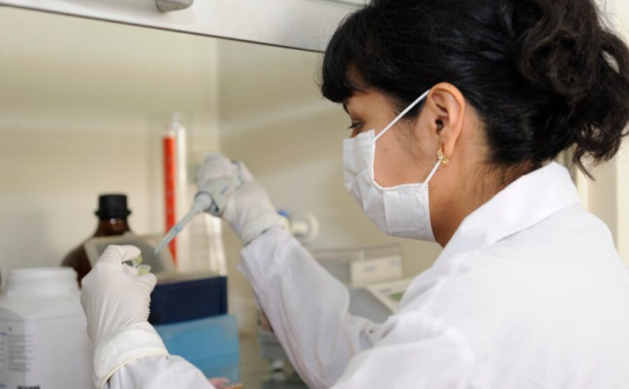 تكشف استطلاعات الرأي أن النساء ما زلن يتعرضن للتحرش والتمييز داخل المؤسسات العلمية. حقوق الصورة:Concytec Peru. (Public domain image).