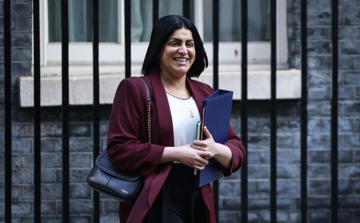 https://lpost.be/2025/09/07/chaises-musicales-a-londres-shabana-mahmood-premiere-femme-musulmane-a-etre-nommee-ministre-de-linterieur/