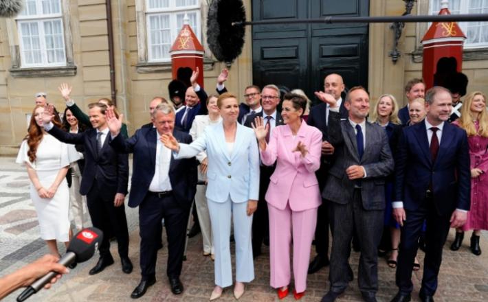 https://www.boursorama.com/actualite-economique/actualites-amp/danemark-la-premiere-ministre-devoile-son-gouvernement-compose-d-une-majorite-de-femmes-c37baba93a38f7a81007ea7adba5e314