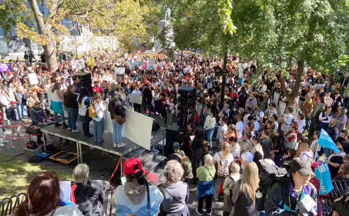 https://www.journaldemontreal.com/2026/09/19/2000-manifestantes-en-colere-que-la-violence-faite-aux-femmes-soit-ecartee-de-la-campagne