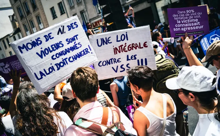 https://www.liberation.fr/politique/violences-sexistes-et-sexuelles-les-deputes-approuvent-en-commission-la-loi-integrale-20260923_OQ32IVKQQBDZJHACLNOKAXDRGQ/