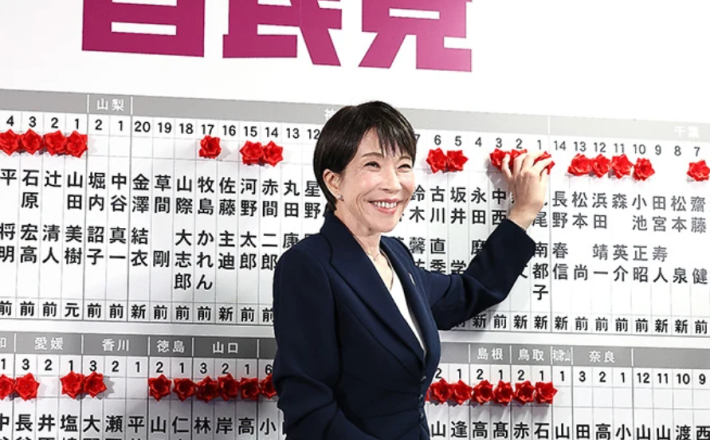 Prime Minister Sanae Takaichi affixes celebratory rosettes to the names of winning candidates in the Lower House election on Feb. 8 at the Liberal Democratic Party headquarters in Tokyo’s Nagatacho district. (Hikaru Uchida)