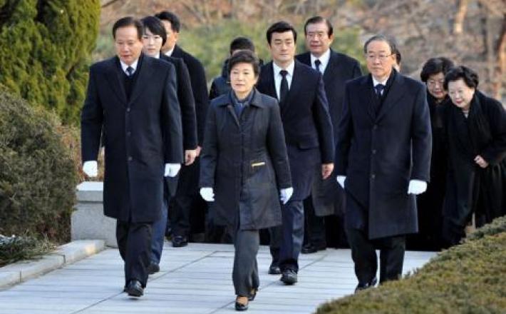 AFP - Le 20 décembre, au lendemain de sa victoire, la nouvelle présidente de Corée du Sud s'est rendue sur la tombe de son père Park Chung-hee, l'ancien dictateur du pays