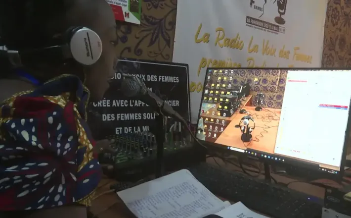 https://www.dw.com/fr/radio-voix-des-femmes-lancee-bangui-promeut-participation-femmes-vie-publique/video-73489564