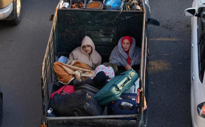 تصوير محمد الزعتري، أسوشيتد برس نازحون يفرون من الغارات الإسرائيلية على جنوب لبنان، يجلسون في صندوق شاحنة "بيك آب" على الطريق السريع المؤدي إلى بيروت، في مدينة صيدا الساحلية الجنوبية، الاثنين 2 مارس 2026.