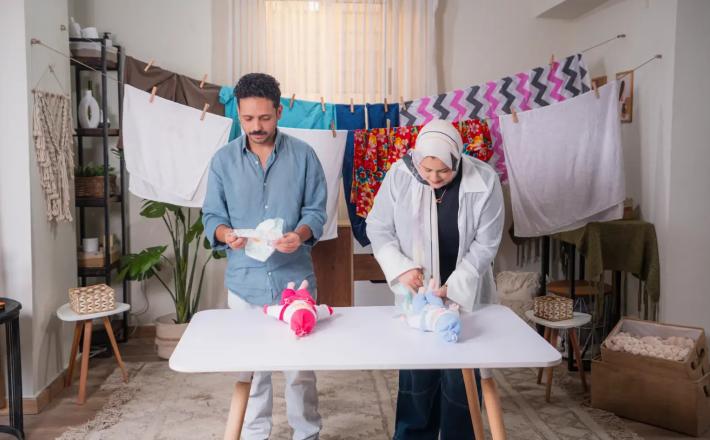 نشاط تغيّير للحفاضات خلال التجربة الاجتماعية لحملة إيد بإيد (حقوق الصورة: هيئة الأمم المتحدة للمرأة)