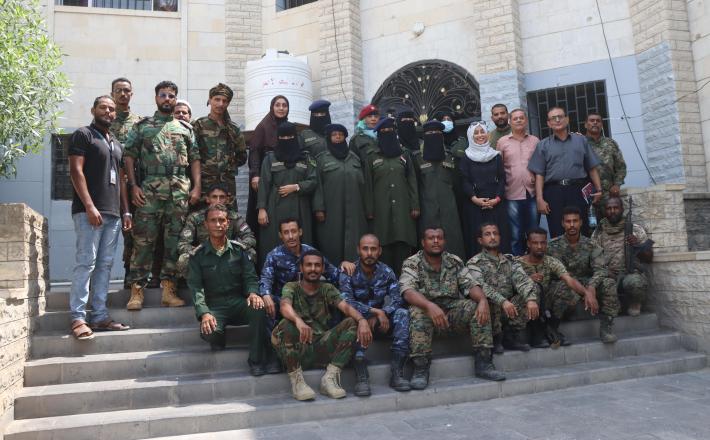 أفراد مركز شرطة الشيخ عثمان في عدن يلتقطون صورة جماعية. تلقى المركز، بالإضافة إلى 19 مركز شرطة آخر في عدن، التدريب والدعم التأهيلي والمعدات لتعزيز قدرته على معالجة قضايا المرأة وشكاواها بشكل أكثر فعالية.