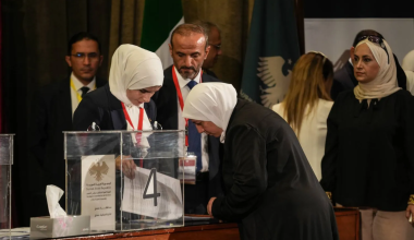 سوريات أثناء حصد الأصوات في المكتبة الوطنية بدمشق عقب الانتخابات البرلمانية السورية (د.ب.أ)