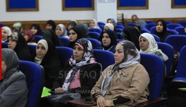 نساء عراقيات في ندوة سياسية 
