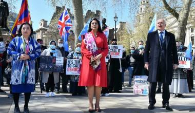 La députée Nusrat Ghani, au centre, lors d'un rassemblement contre les persécutions de la minorité ouïghoure en Chine, à Londres, le 22 avril 2021. © Justin Tallis, AFP file photo / France 24