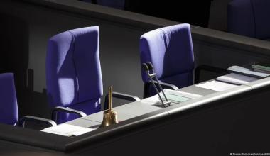 العنف والتهديدات ضد السياسيات في بعض الدول الأوروبية تُجبر بعضهن على الانسحاب أو الرقابة الذاتية، مما يهدد الديمقراطية.صورة من: Thomas Trutschel/photothek/IMAGO