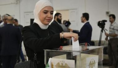 نتائج تشكيل مجلس الشعب الأخيرة كشفت عن غياب شبه تام للنساء في المشهد التشريعي، فهل كانت التحالفات المناطقية السبب؟ (مصدر الصورة: سانا)