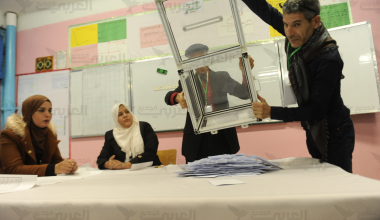 خلال فرز أصوات الانتخابات النيابية في الجزائر، يونيو 2021 (العربي الجديد)