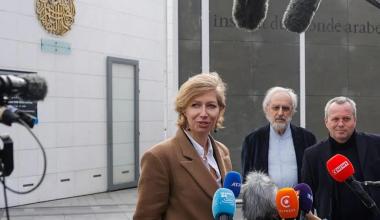 رئيسة معهد العالم العربي الجديدة آن كلير لوجاندر تتحدث للصحافيين اليوم من باحة المعهد في باريس- غيتي