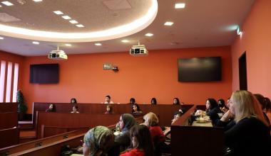 من امرأة إلى أخرى: خمس نصائح للنساء اللواتي يفكرن في احتراف العمل بمجال الاقتصاد