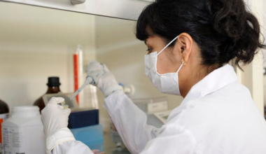 تكشف استطلاعات الرأي أن النساء ما زلن يتعرضن للتحرش والتمييز داخل المؤسسات العلمية. حقوق الصورة:Concytec Peru. (Public domain image).