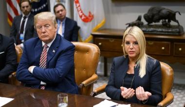 https://www.pagina12.com.ar/857201-pam-bondi-quien-es-la-mujer-elegida-por-trump-para-llevar-a-