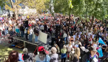 https://www.journaldemontreal.com/2026/09/19/2000-manifestantes-en-colere-que-la-violence-faite-aux-femmes-soit-ecartee-de-la-campagne