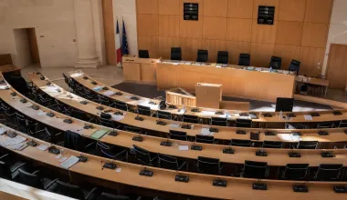 https://www.parlons-politique.fr/economie-societe/pourquoi-legalite-femmes-hommes-reste-hors-datteinte-malgre-les-progres-dans-la-politique-lemploi-et-la-recherche_27371/