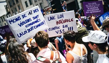 https://www.liberation.fr/politique/violences-sexistes-et-sexuelles-les-deputes-approuvent-en-commission-la-loi-integrale-20260923_OQ32IVKQQBDZJHACLNOKAXDRGQ/