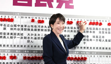 Prime Minister Sanae Takaichi affixes celebratory rosettes to the names of winning candidates in the Lower House election on Feb. 8 at the Liberal Democratic Party headquarters in Tokyo’s Nagatacho district. (Hikaru Uchida)