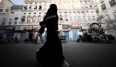  امرأة تسير في سوق بمدينة المكلا الساحلية في حضرموت يوم 20 يناير كانون الثاني 2026. تصوير: حمد محمد