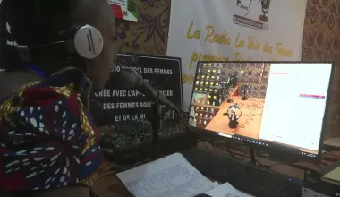 https://www.dw.com/fr/radio-voix-des-femmes-lancee-bangui-promeut-participation-femmes-vie-publique/video-73489564