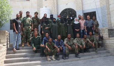 أفراد مركز شرطة الشيخ عثمان في عدن يلتقطون صورة جماعية. تلقى المركز، بالإضافة إلى 19 مركز شرطة آخر في عدن، التدريب والدعم التأهيلي والمعدات لتعزيز قدرته على معالجة قضايا المرأة وشكاواها بشكل أكثر فعالية.