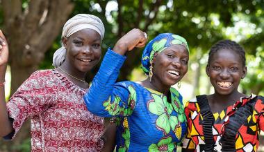 النساء والفتيات المنحدرات من أصول أفريقية هن جوهر الحركة بارتقائهن فوق التمييز ليأخذن مكانتهن في العالم من خلال رحلة تحوّلية ترتكز على التعليم والقيادة والكرامة.