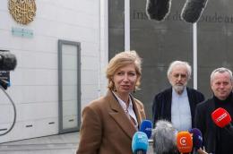 رئيسة معهد العالم العربي الجديدة آن كلير لوجاندر تتحدث للصحافيين اليوم من باحة المعهد في باريس- غيتي