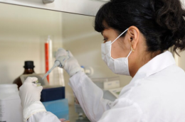 تكشف استطلاعات الرأي أن النساء ما زلن يتعرضن للتحرش والتمييز داخل المؤسسات العلمية. حقوق الصورة:Concytec Peru. (Public domain image).