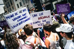 https://www.liberation.fr/politique/violences-sexistes-et-sexuelles-les-deputes-approuvent-en-commission-la-loi-integrale-20260923_OQ32IVKQQBDZJHACLNOKAXDRGQ/