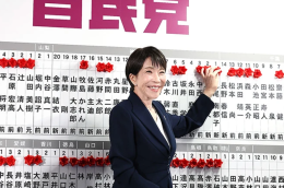 Prime Minister Sanae Takaichi affixes celebratory rosettes to the names of winning candidates in the Lower House election on Feb. 8 at the Liberal Democratic Party headquarters in Tokyo’s Nagatacho district. (Hikaru Uchida)