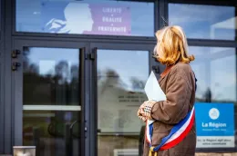 https://france3-regions.franceinfo.fr/centre-val-de-loire/temoignages-j-etais-enceinte-et-on-m-a-dit-que-c-etait-une-erreur-strategique-les-femmes-sous-representees-aux-postes-de-maire-3323537.html