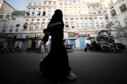  امرأة تسير في سوق بمدينة المكلا الساحلية في حضرموت يوم 20 يناير كانون الثاني 2026. تصوير: حمد محمد