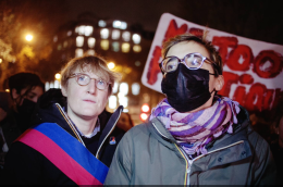Alice Coffin (à gauche), conseillère écologiste de Paris et Sylvia Casalino (à droite), ingénieure en aérospatiale, lors d'une manifestation #MeToo Politique, le 25 novembre à Paris. (Cha Gonzalez/Libération) 